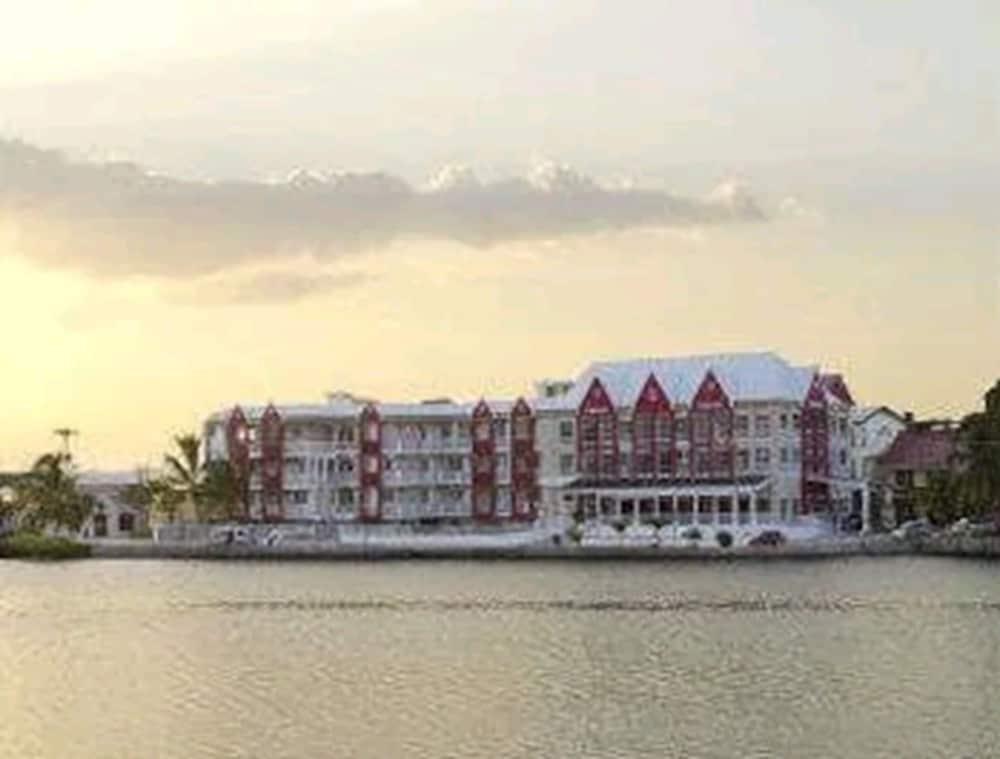 Ramada Tikal Isla De Flores Hotel Buitenkant foto